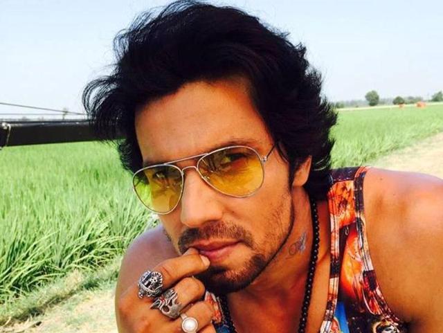 Actor-Randeep-Hooda-Went-Through-A-Surgery-After-He-Collapsed-On-The-Sets-Of.jpg